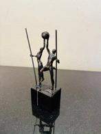 Artihove - Corry Ammerlaan - sculptuur, De bal hooghouden -