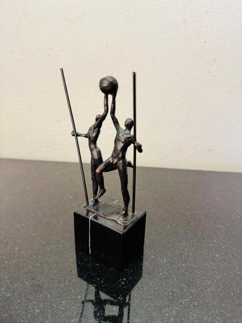 Artihove - Corry Ammerlaan - sculptuur, De bal hooghouden -, Antiek en Kunst, Curiosa en Brocante