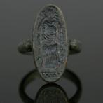 Middeleeuwen, kruisvaardersperiode Brons Ring waarop een