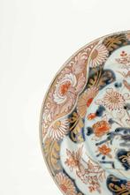 Bord - An Imari plate with naturalistic decorations -