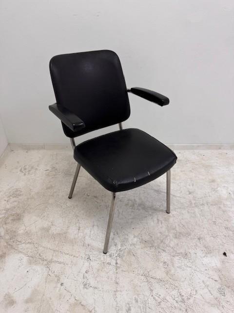 Vintage 4poot stoel zwart kunstleer armleuningen, Zakelijke goederen, Kantoor en Winkelinrichting | Kantoormeubilair en Inrichting