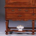 Majestueus kruisvoet kabinet met gewelfde kroon in noten met, Ophalen of Verzenden