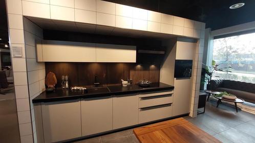 Showroomkeuken Kiezelgrijs met houtenachterwand, Huis en Inrichting, Keuken | Complete keukens, Enkelwandige keuken, Grijs, Nieuw