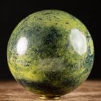 Een bol uit een blok serpentijn gesneden - Serpentinebol uit