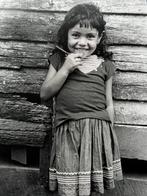Alberto Korda (1928–2001) - Niña sonriente en una granja de