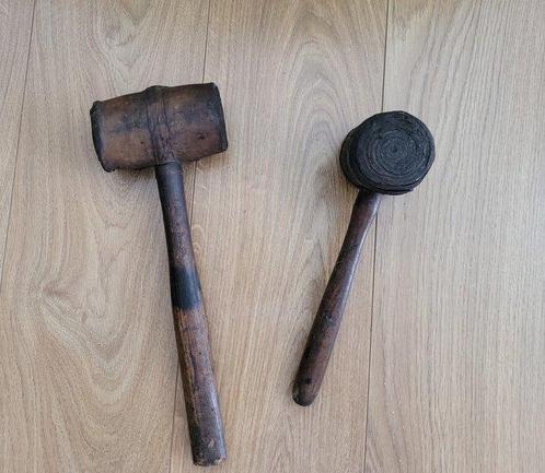 Lot de 2 anciens maillets à tête en peau enroulée, outils de, Antiek en Kunst, Antiek | Speelgoed