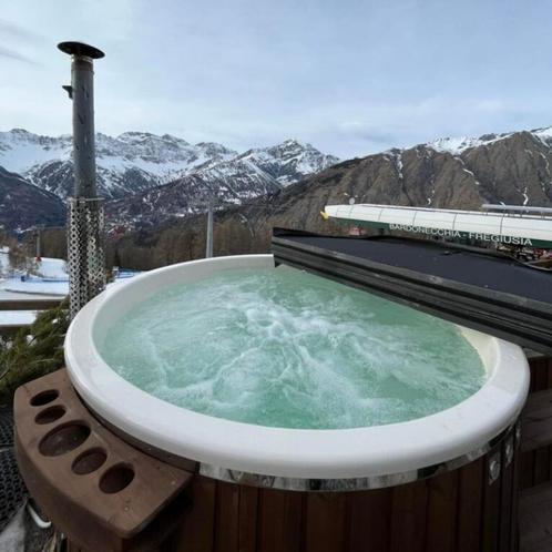Beste Hottub  | Jacuzzi functie | Hoogwaardige Acrylkuip, Tuin en Terras, Bubbelbaden en Hottubs, Nieuw, Filter, Pomp, Trap, Vast