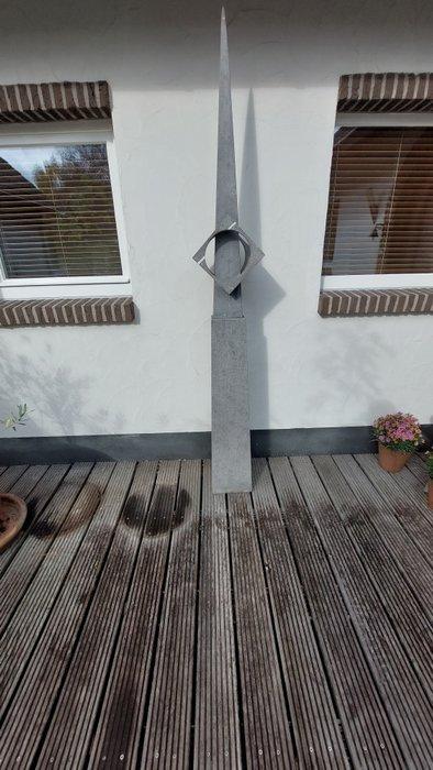 Sculptuuur voor buiten, Obelisk - 2.14 m - Steen, Antiek en Kunst, Curiosa en Brocante