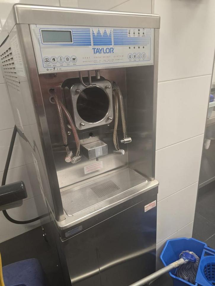 Ijssalon uitrusting ijsmachine ijsvitrines in veiling, Zakelijke goederen, Horeca | Keukenapparatuur, Gebruikt, Koelen en Vriezen