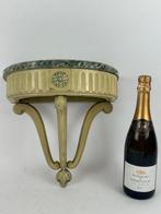 Wanddecoratie - Een wandconsole met marmeren blad -
