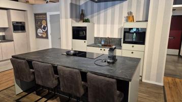 Luxe Jade-Groen showroomkeuken, (incl. apparatuur) beschikbaar voor biedingen