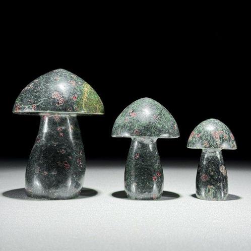 NIET-VEILIGINGSPRIJS - Prachtige set van 3 Ruby Zoisiet, Antiek en Kunst, Kunst | Designobjecten