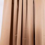 Glanzender und changierender Stoff aus schwerem Satin –