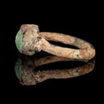 Sasanian Bronzen ring met groene edelsteen (Zonder, Antiek en Kunst
