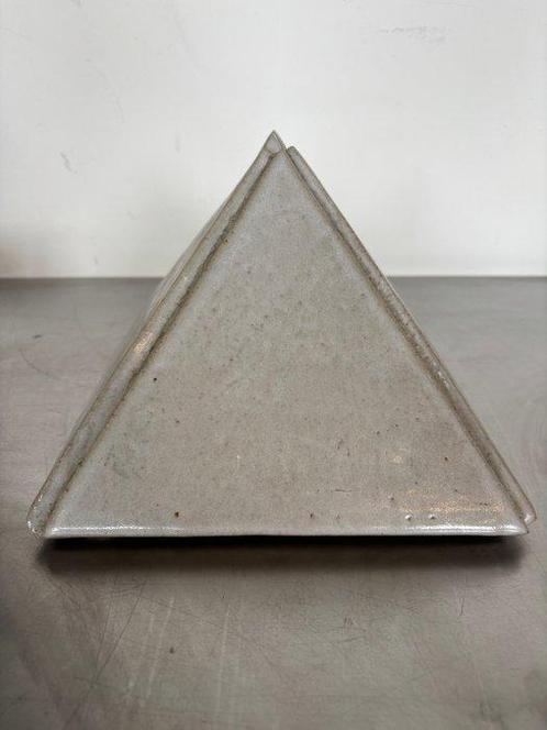Vaas - Keramiek - Mobach piramide sculptuur, Antiek en Kunst, Curiosa en Brocante