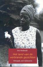 Het land van de verbrande gezichten 9789071794056, Boeken, Verzenden, Zo goed als nieuw, Ine Andreoli