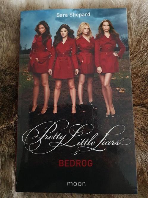 Pretty Little Liars 5 Bedrog- Sara Shepard 9789048858316, Boeken, Overige Boeken, Gelezen, Verzenden