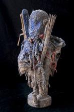 Uitzonderlijk, oud Fon voodoo-fetisch met meerdere schedels.