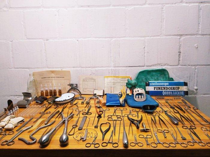 Set of Vintage Medical Tools - Chirurgische instrumenten, Antiek en Kunst, Antiek | Wandborden en Tegels