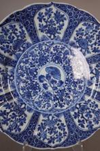 Kangxi (1662-1722) - Kom - Large Fluted Lotus, Peonies, Plum