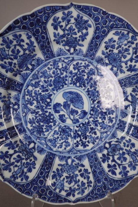 Kangxi (1662-1722) - Kom - Large Fluted Lotus, Peonies, Plum, Antiek en Kunst, Antiek | Overige Antiek