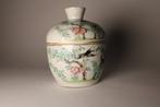 Pot met deksel met vlinders en zwaluwen Tongzhi - Porselein