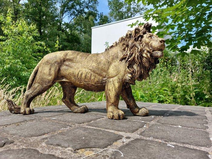 Beeld, Beeld, 60 cm long statue of golden bronze lion - 32, Antiek en Kunst, Curiosa en Brocante