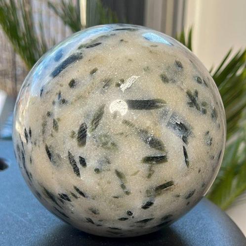 Groene toermalijn Mooie grote groene toermalijn bol -, Verzamelen, Mineralen en Fossielen