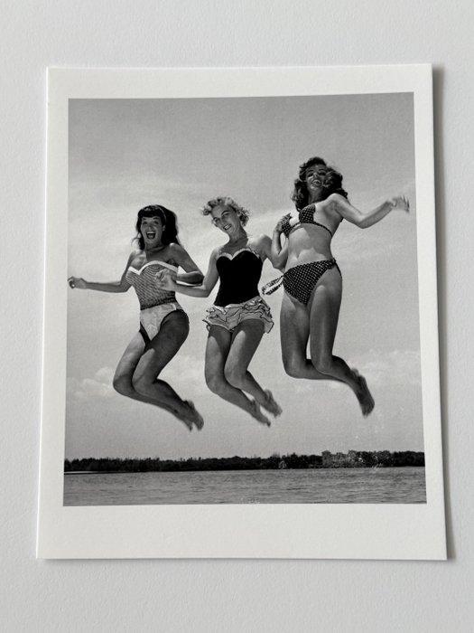 Bunny Yeager (1929–2014) - Pin-up Bettie Paye with models, Antiek en Kunst, Kunst | Designobjecten