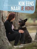 Kijk eens naar je hond 9789492500885 Monique Bladder, Boeken, Verzenden, Zo goed als nieuw, Monique Bladder