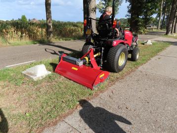 Verticuteren met minitrekker met klepelmaaier/ verticuteer beschikbaar voor biedingen