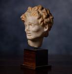 Oud-Griekenland, Hellenistische satyrenkop in wit marmer -