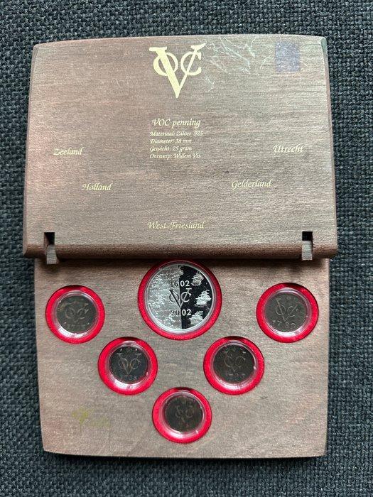Nederland. Muntset 400 Jaar V.O.C. gemaakt van scheepshout, Postzegels en Munten, Munten | Nederland