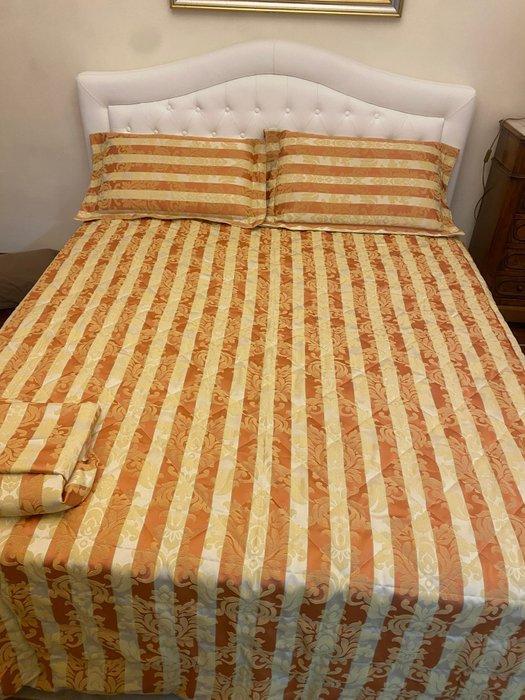 Bedsprei (4) - 270 cm - 260 cm - Dekbed + 2 kussens., Antiek en Kunst, Antiek | Kleden en Textiel