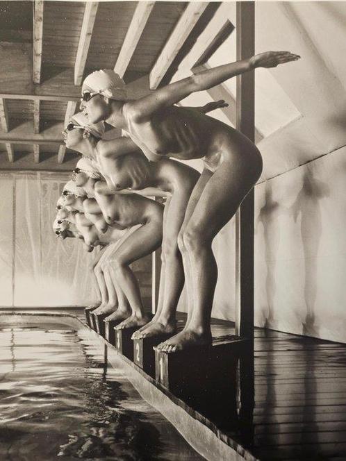Michael Joseph - Pool ladies, poised to dive – framed in a, Antiek en Kunst, Kunst | Schilderijen | Modern