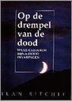 OP DE DREMPEL VAN DE DOOD 9789056890018 J. Ritchie, Boeken, Verzenden, Zo goed als nieuw, J. Ritchie