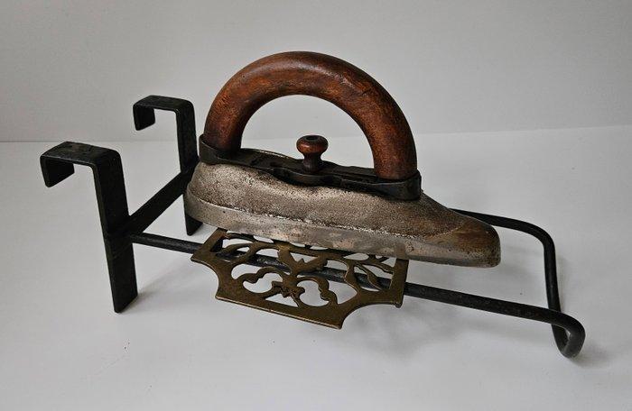 Op zeldzame geleide rails - Strijkijzer - Smeedijzer - Koper, Antiek en Kunst, Curiosa en Brocante