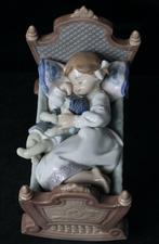 Lladró, 5717 - Francisco Polope - Beeld, Girl in cradle