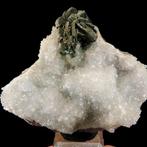 Marcasiet pseudomorf.<br>Pyrrhotiet en kwarts op fluoriet -