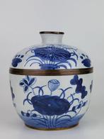 Pot (2) - Porselein - Dekseldoos en maanfles