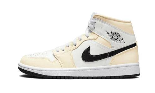 Air Jordan 1 Mid Coconut Milk - maat 44.5 (Sneakers), Kleding | Dames, Schoenen, Sneakers of Gympen, Nieuw, Verzenden