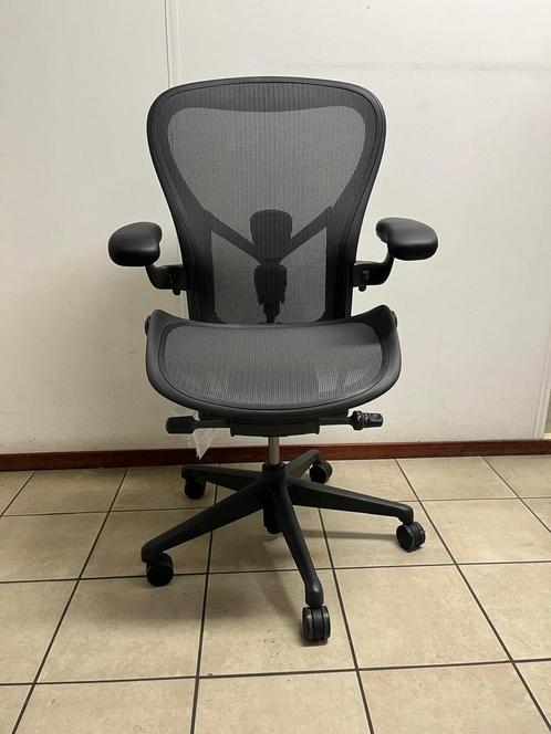 Herman Miller Aeron Remastered Maat C, Incl. Posturefit SL, Huis en Inrichting, Bureaustoelen, Bureaustoel, Zwart, Zo goed als nieuw