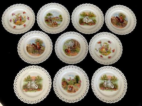 Elegante porseleinen dessertborden versierd met romantische, Antiek en Kunst, Antiek | Meubels | Tafels