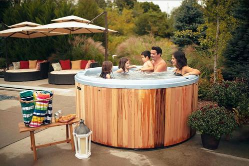 Elektrische hottub | Energiezuinig | Spa | Red Cedar hout, Tuin en Terras, Bubbelbaden en Hottubs, Vast, Nieuw, Afdekzeil, Filter