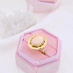 18 Krt. gouden ring gezet met angel skin koraal (geelgoud), Gebruikt, Overige kleuren, Ophalen of Verzenden, Kleiner dan 17