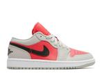 Air Jordan 1 Retro Low Light Iron Ore Siren Red (W) | Nieuw, Kleding | Heren, Schoenen, Nieuw, Ophalen of Verzenden