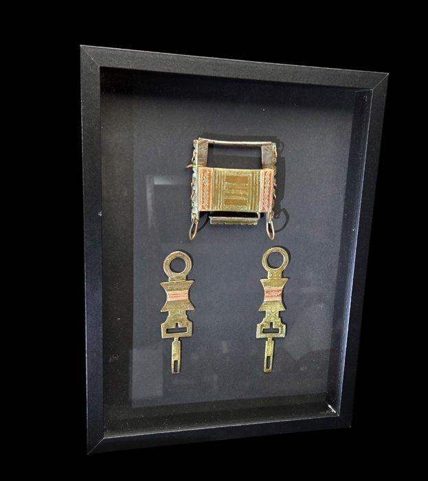 . - Diorama - Real Travel souvenir - Tuareg kistslot uit de, Antiek en Kunst, Curiosa en Brocante