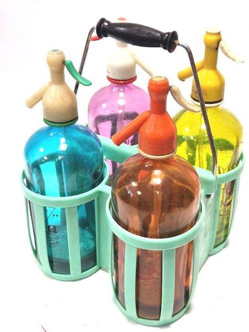 Fles - Vier vintage sifons plus originele mand - gekleurd, Antiek en Kunst, Kunst | Designobjecten