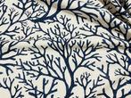 Elegante katoenen stof met blauw koraalpatroon op een witte