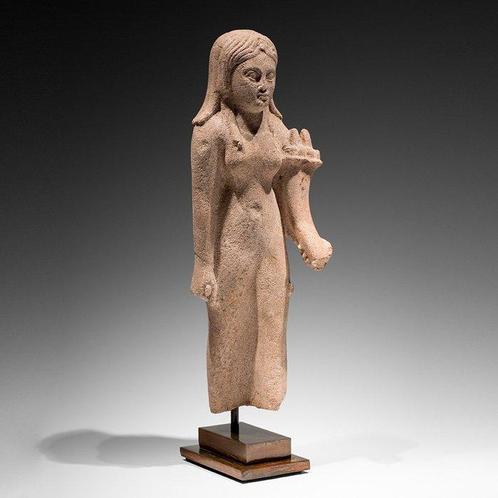 Oud-Egyptisch Geharde kalksteen Beeld van een koningin., Verzamelen, Mineralen en Fossielen